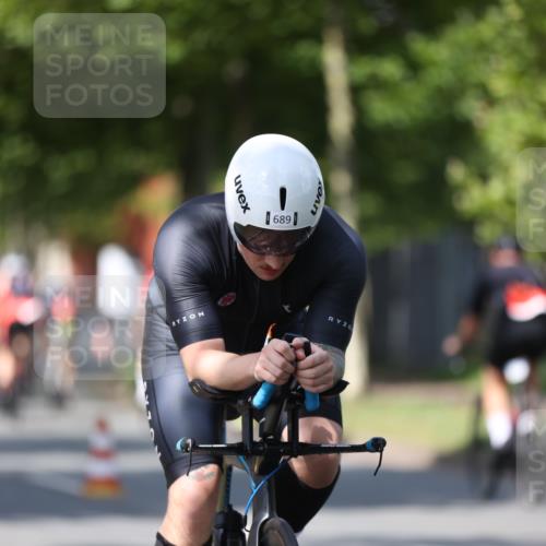 10.08.2025 - GEWOBA Citytriathlon Bremen Yannick Fuchs http://msf.ph/oto/8548460 10.08.2025 12:14:06 Radfahren 587, 590, 615, 616, 630, 689, 733, 788, 793, 863, 873, 950, 951, 1030 meine-sportfotos.de