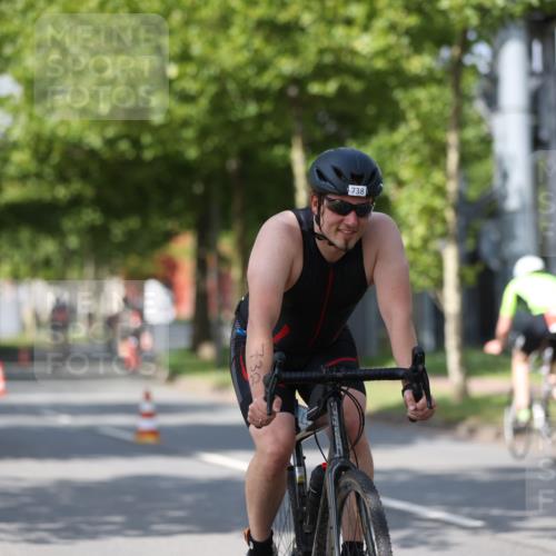 10.08.2025 - GEWOBA Citytriathlon Bremen Yannick Fuchs http://msf.ph/oto/8548582 10.08.2025 12:14:34 Radfahren 632, 655, 681, 708, 735, 736, 738, 806, 838, 888 meine-sportfotos.de