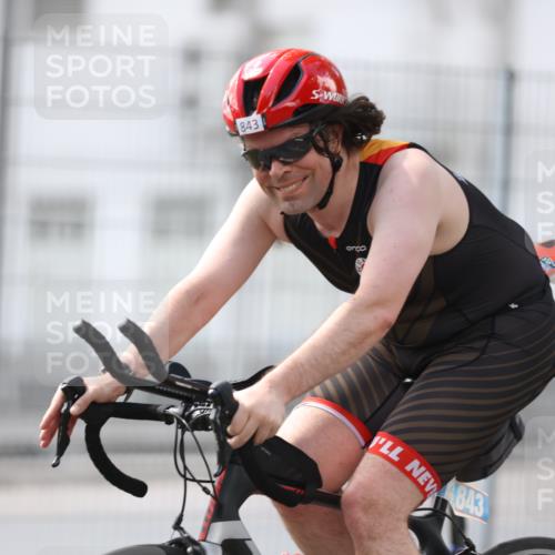 10.08.2025 - GEWOBA Citytriathlon Bremen Yannick Fuchs http://msf.ph/oto/8548586 10.08.2025 13:15:46 Radfahren 636, 843, 900, 1025 meine-sportfotos.de