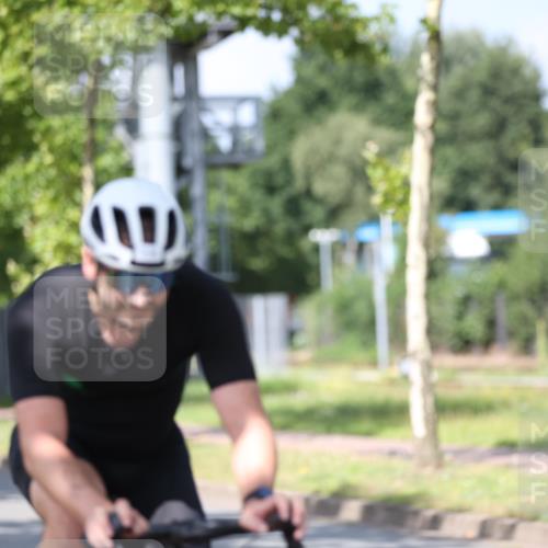 10.08.2025 - GEWOBA Citytriathlon Bremen Yannick Fuchs http://msf.ph/oto/8548671 10.08.2025 12:14:48 Radfahren 551, 627, 632, 635, 657, 736, 806, 826, 838, 857, 895, 897, 1020 meine-sportfotos.de