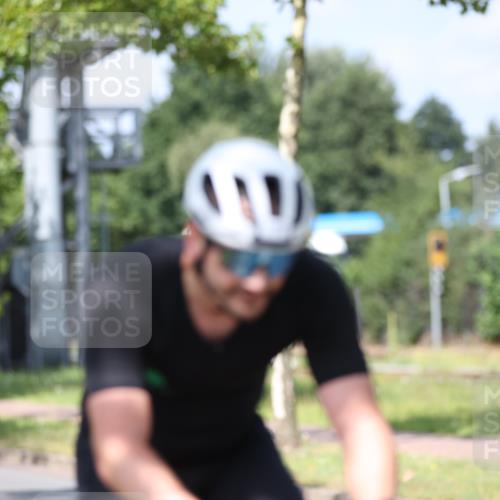 10.08.2025 - GEWOBA Citytriathlon Bremen Yannick Fuchs http://msf.ph/oto/8548673 10.08.2025 12:14:48 Radfahren 551, 627, 632, 635, 657, 736, 806, 826, 838, 857, 895, 897, 1020 meine-sportfotos.de