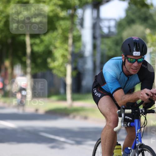 10.08.2025 - GEWOBA Citytriathlon Bremen Yannick Fuchs http://msf.ph/oto/8548790 10.08.2025 12:15:10 Radfahren 551, 564, 591, 753, 826, 852, 876, 947, 959, 1011, 1020 meine-sportfotos.de