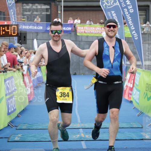 10.08.2025 - GEWOBA Citytriathlon Bremen H.Heesch http://msf.ph/oto/8548804 10.08.2025 11:35:22 Ziel 379, 384 meine-sportfotos.de