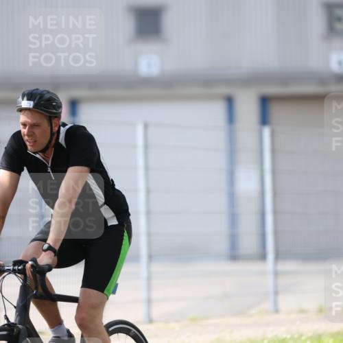 10.08.2025 - GEWOBA Citytriathlon Bremen Yannick Fuchs http://msf.ph/oto/8548838 10.08.2025 13:17:38 Radfahren 567, 825, 853, 1018 meine-sportfotos.de