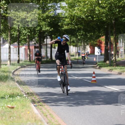 10.08.2025 - GEWOBA Citytriathlon Bremen Yannick Fuchs http://msf.ph/oto/8548845 10.08.2025 12:15:21 Radfahren 564, 591, 643, 753, 834, 852, 858, 876, 947, 1011 meine-sportfotos.de