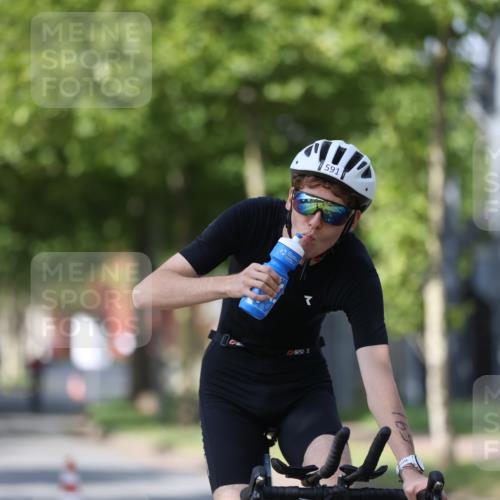 10.08.2025 - GEWOBA Citytriathlon Bremen Yannick Fuchs http://msf.ph/oto/8548854 10.08.2025 12:15:22 Radfahren 564, 591, 643, 834, 852, 858, 876, 947, 1011 meine-sportfotos.de