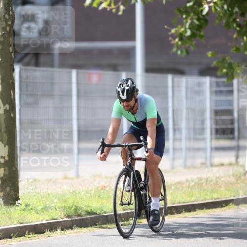 10.08.2025 - GEWOBA Citytriathlon Bremen Yannick Fuchs http://msf.ph/oto/8548882 10.08.2025 13:18:28 Radfahren 596, 934 meine-sportfotos.de