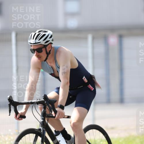 10.08.2025 - GEWOBA Citytriathlon Bremen Yannick Fuchs http://msf.ph/oto/8549010 10.08.2025 13:19:24 Radfahren 762, 803, 983, 1002 meine-sportfotos.de