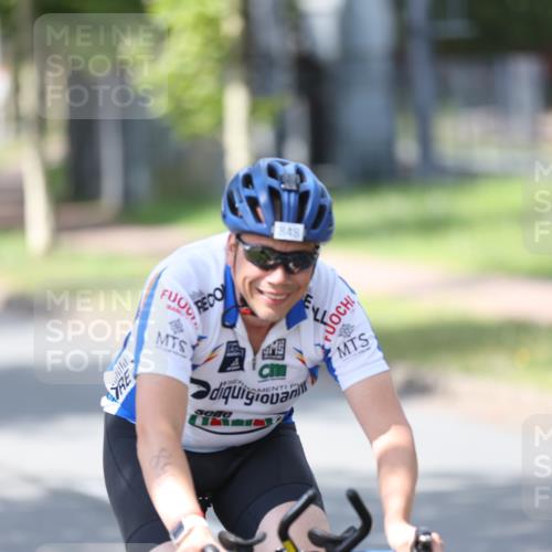 10.08.2025 - GEWOBA Citytriathlon Bremen Yannick Fuchs http://msf.ph/oto/8549080 10.08.2025 13:20:28 Radfahren 842, 848, 926, 964 meine-sportfotos.de