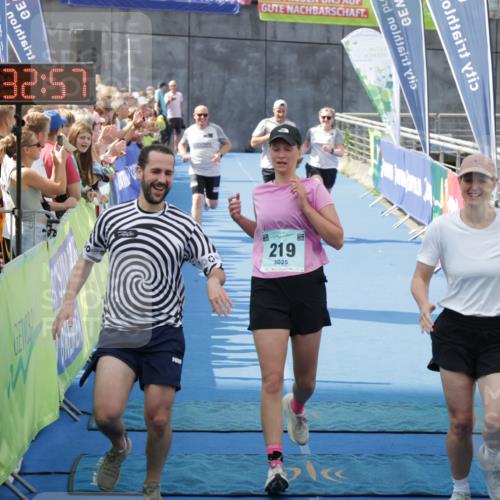 10.08.2025 - GEWOBA Citytriathlon Bremen H.Heesch http://msf.ph/oto/8549118 10.08.2025 11:36:39 Ziel 219 meine-sportfotos.de