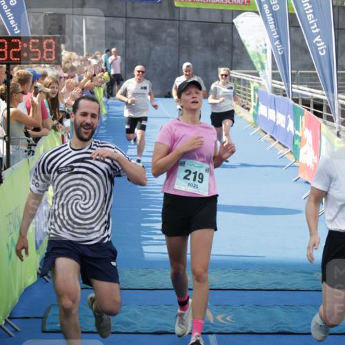 10.08.2025 - GEWOBA Citytriathlon Bremen H.Heesch http://msf.ph/oto/8549122 10.08.2025 11:36:39 Ziel 219 meine-sportfotos.de