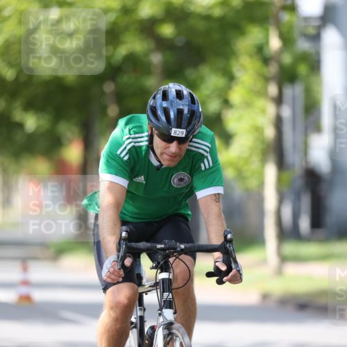 10.08.2025 - GEWOBA Citytriathlon Bremen Yannick Fuchs http://msf.ph/oto/8549148 10.08.2025 13:22:43 Radfahren 829 meine-sportfotos.de