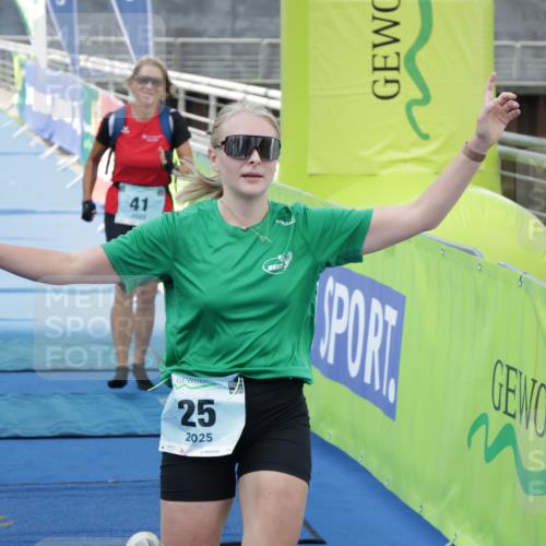 10.08.2025 - GEWOBA Citytriathlon Bremen H.Heesch http://msf.ph/oto/8549205 10.08.2025 11:37:14 Ziel 25, 41, 143, 173, 209, 461 meine-sportfotos.de