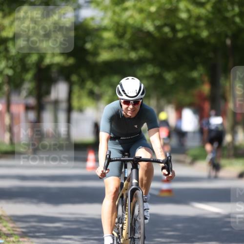 10.08.2025 - GEWOBA Citytriathlon Bremen Yannick Fuchs http://msf.ph/oto/8549251 10.08.2025 12:17:57 Radfahren 553, 560, 566, 741, 765, 794, 833, 867, 933, 966, 977, 1025 meine-sportfotos.de