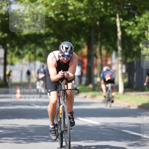 10.08.2025 - GEWOBA Citytriathlon Bremen Yannick Fuchs http://msf.ph/oto/8549270 10.08.2025 12:18:02 Radfahren 553, 560, 579, 582, 741, 765, 794, 833, 867, 933, 966, 977 meine-sportfotos.de