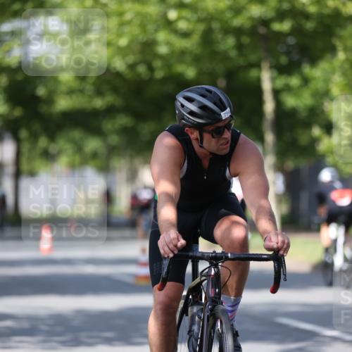 10.08.2025 - GEWOBA Citytriathlon Bremen Yannick Fuchs http://msf.ph/oto/8549303 10.08.2025 12:18:06 Radfahren 553, 579, 582, 741, 765, 794, 833, 867, 914, 933, 966, 977 meine-sportfotos.de