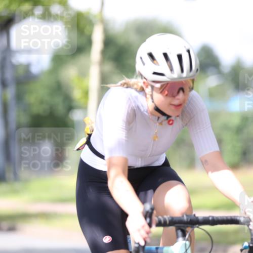 10.08.2025 - GEWOBA Citytriathlon Bremen Yannick Fuchs http://msf.ph/oto/8549306 10.08.2025 13:24:43 Radfahren 808, 928 meine-sportfotos.de