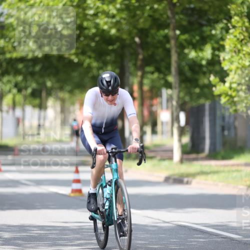 10.08.2025 - GEWOBA Citytriathlon Bremen Yannick Fuchs http://msf.ph/oto/8549317 10.08.2025 13:24:46 Radfahren 808, 928, 1036 meine-sportfotos.de