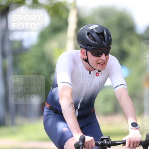 10.08.2025 - GEWOBA Citytriathlon Bremen Yannick Fuchs http://msf.ph/oto/8549322 10.08.2025 13:24:47 Radfahren 808, 928, 1036 meine-sportfotos.de