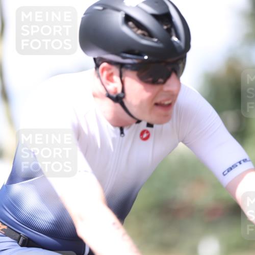 10.08.2025 - GEWOBA Citytriathlon Bremen Yannick Fuchs http://msf.ph/oto/8549326 10.08.2025 13:24:47 Radfahren 808, 928, 1036 meine-sportfotos.de