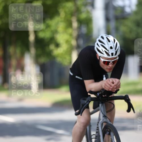 10.08.2025 - GEWOBA Citytriathlon Bremen Yannick Fuchs http://msf.ph/oto/8549339 10.08.2025 12:18:12 Radfahren 553, 579, 582, 794, 833, 867, 914, 966, 973, 977 meine-sportfotos.de