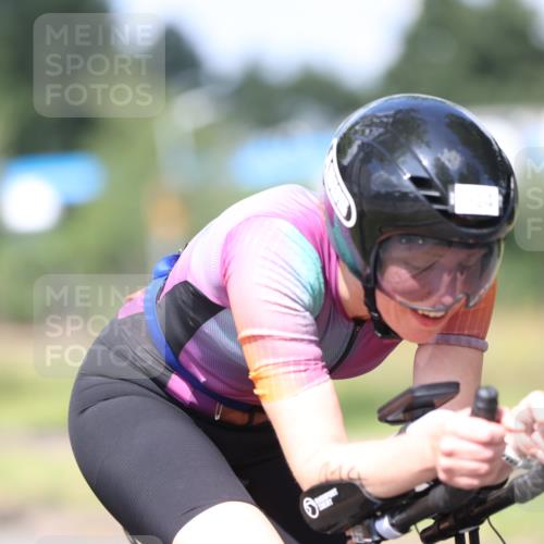 10.08.2025 - GEWOBA Citytriathlon Bremen Yannick Fuchs http://msf.ph/oto/8549360 10.08.2025 12:18:17 Radfahren 553, 579, 582, 637, 680, 763, 794, 833, 914, 966, 973, 977 meine-sportfotos.de