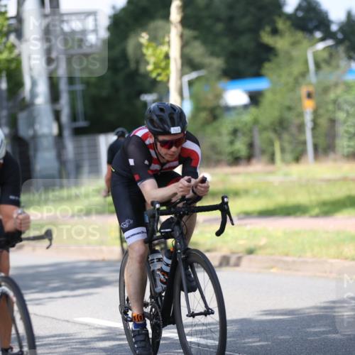 10.08.2025 - GEWOBA Citytriathlon Bremen Yannick Fuchs http://msf.ph/oto/8549371 10.08.2025 12:18:23 Radfahren 579, 582, 637, 678, 680, 763, 855, 914, 919, 973 meine-sportfotos.de