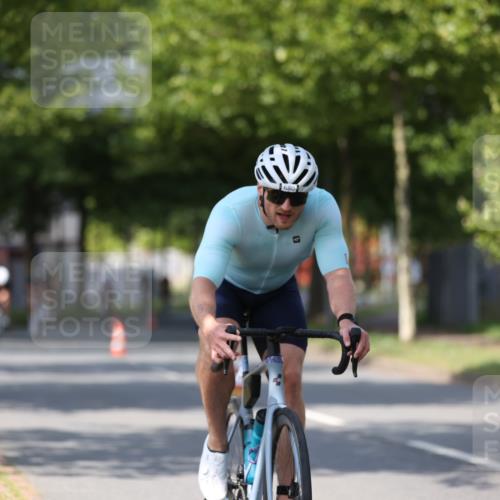 10.08.2025 - GEWOBA Citytriathlon Bremen Yannick Fuchs http://msf.ph/oto/8549394 10.08.2025 12:18:28 Radfahren 584, 637, 678, 680, 759, 763, 781, 855, 914, 919, 973, 1029 meine-sportfotos.de