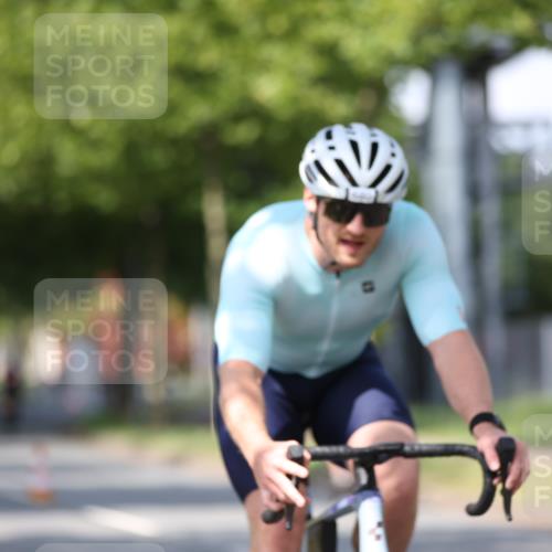 10.08.2025 - GEWOBA Citytriathlon Bremen Yannick Fuchs http://msf.ph/oto/8549398 10.08.2025 12:18:28 Radfahren 584, 637, 678, 680, 759, 763, 781, 855, 914, 919, 973, 1029 meine-sportfotos.de