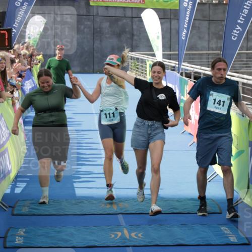 10.08.2025 - GEWOBA Citytriathlon Bremen H.Heesch http://msf.ph/oto/8549620 10.08.2025 11:38:09 Ziel 111, 141 meine-sportfotos.de