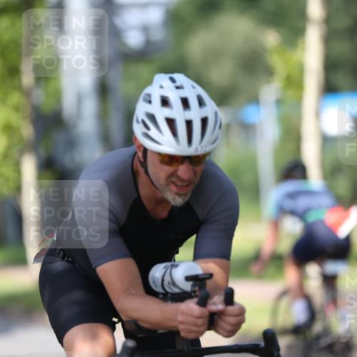 10.08.2025 - GEWOBA Citytriathlon Bremen Yannick Fuchs http://msf.ph/oto/8549622 10.08.2025 12:19:32 Radfahren 554, 749, 762, 804, 872, 1033 meine-sportfotos.de
