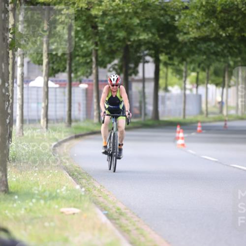 10.08.2025 - GEWOBA Citytriathlon Bremen Yannick Fuchs http://msf.ph/oto/8549632 10.08.2025 13:29:33 Radfahren 980, 1032 meine-sportfotos.de