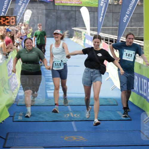 10.08.2025 - GEWOBA Citytriathlon Bremen H.Heesch http://msf.ph/oto/8549667 10.08.2025 11:38:10 Ziel 111, 141 meine-sportfotos.de