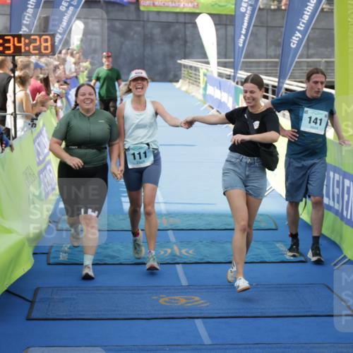 10.08.2025 - GEWOBA Citytriathlon Bremen H.Heesch http://msf.ph/oto/8549692 10.08.2025 11:38:10 Ziel 111, 141 meine-sportfotos.de