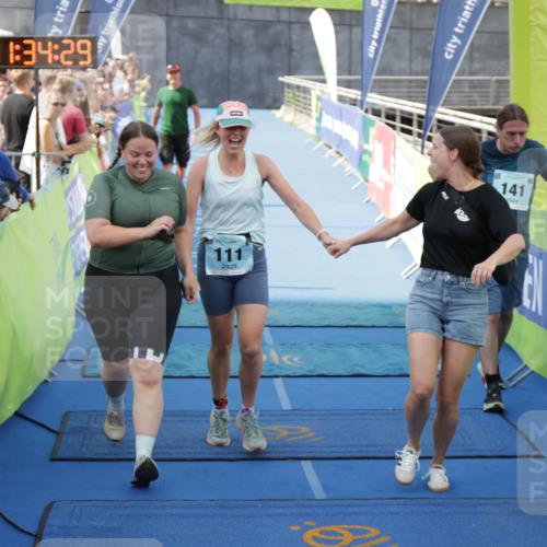10.08.2025 - GEWOBA Citytriathlon Bremen H.Heesch http://msf.ph/oto/8549721 10.08.2025 11:38:11 Ziel 111 meine-sportfotos.de