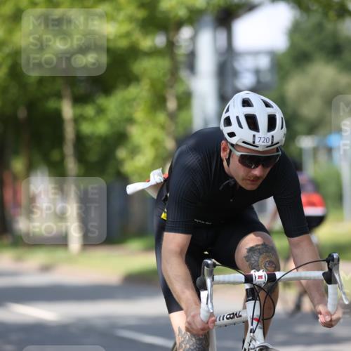 10.08.2025 - GEWOBA Citytriathlon Bremen Yannick Fuchs http://msf.ph/oto/8549833 10.08.2025 12:20:22 Radfahren 563, 565, 570, 596, 631, 720, 734, 844, 892 meine-sportfotos.de