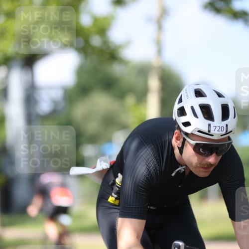 10.08.2025 - GEWOBA Citytriathlon Bremen Yannick Fuchs http://msf.ph/oto/8549835 10.08.2025 12:20:22 Radfahren 563, 565, 570, 596, 631, 720, 734, 844, 892 meine-sportfotos.de