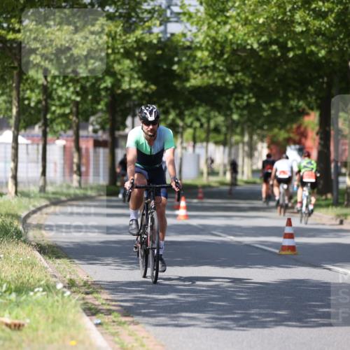 10.08.2025 - GEWOBA Citytriathlon Bremen Yannick Fuchs http://msf.ph/oto/8549847 10.08.2025 12:20:27 Radfahren 563, 565, 570, 596, 631, 720, 734, 892, 900 meine-sportfotos.de