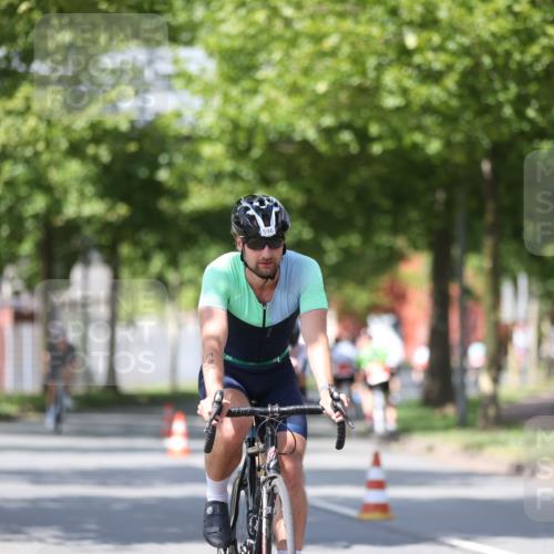 10.08.2025 - GEWOBA Citytriathlon Bremen Yannick Fuchs http://msf.ph/oto/8549849 10.08.2025 12:20:28 Radfahren 563, 565, 570, 596, 631, 720, 734, 829, 892, 900 meine-sportfotos.de