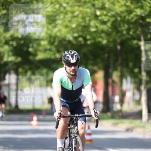 10.08.2025 - GEWOBA Citytriathlon Bremen Yannick Fuchs http://msf.ph/oto/8549852 10.08.2025 12:20:28 Radfahren 563, 565, 570, 596, 631, 720, 734, 829, 892, 900 meine-sportfotos.de