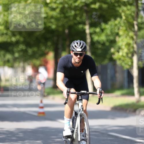10.08.2025 - GEWOBA Citytriathlon Bremen Yannick Fuchs http://msf.ph/oto/8549871 10.08.2025 12:20:32 Radfahren 563, 565, 596, 631, 720, 734, 829, 900 meine-sportfotos.de