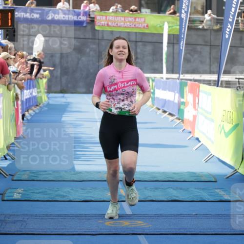 10.08.2025 - GEWOBA Citytriathlon Bremen H.Heesch http://msf.ph/oto/8549904 10.08.2025 11:38:53 Ziel 458, 464 meine-sportfotos.de