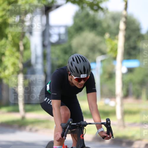 10.08.2025 - GEWOBA Citytriathlon Bremen Yannick Fuchs http://msf.ph/oto/8549962 10.08.2025 12:20:47 Radfahren 563, 734, 772, 795, 829, 899, 900, 940, 1001 meine-sportfotos.de