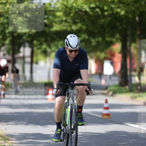 10.08.2025 - GEWOBA Citytriathlon Bremen Yannick Fuchs http://msf.ph/oto/8549979 10.08.2025 12:20:53 Radfahren 558, 581, 701, 772, 795, 829, 899, 940, 1001 meine-sportfotos.de
