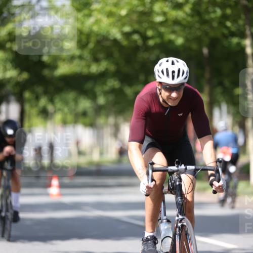 10.08.2025 - GEWOBA Citytriathlon Bremen Yannick Fuchs http://msf.ph/oto/8549997 10.08.2025 12:20:56 Radfahren 558, 581, 662, 701, 758, 772, 795, 899, 940, 969, 1001 meine-sportfotos.de
