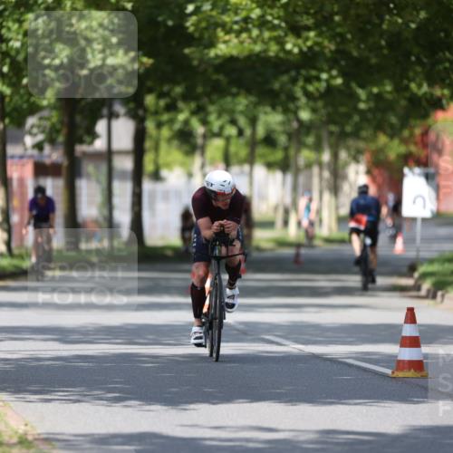 10.08.2025 - GEWOBA Citytriathlon Bremen Yannick Fuchs http://msf.ph/oto/8550008 10.08.2025 12:21:00 Radfahren 558, 581, 662, 701, 758, 772, 795, 813, 869, 899, 969, 1001 meine-sportfotos.de