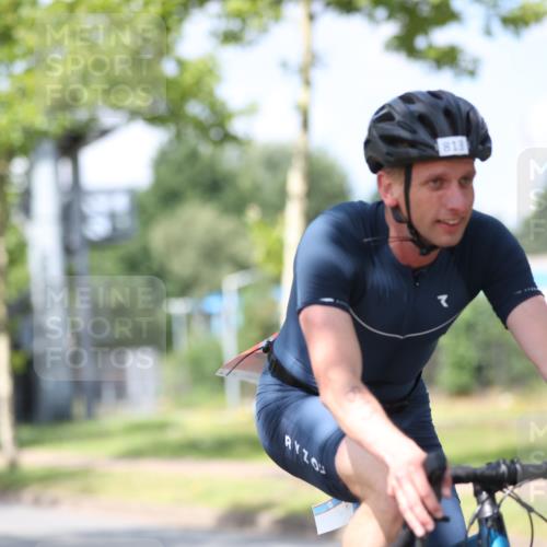 10.08.2025 - GEWOBA Citytriathlon Bremen Yannick Fuchs http://msf.ph/oto/8550082 10.08.2025 12:21:13 Radfahren 555, 558, 581, 618, 662, 701, 758, 761, 785, 813, 869, 913, 969, 975, 1002 meine-sportfotos.de