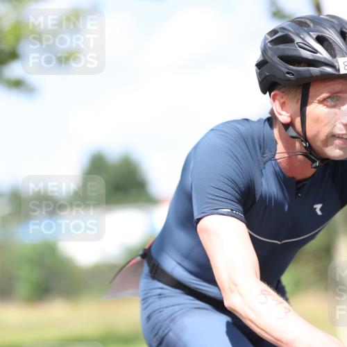 10.08.2025 - GEWOBA Citytriathlon Bremen Yannick Fuchs http://msf.ph/oto/8550084 10.08.2025 12:21:14 Radfahren 555, 558, 581, 618, 662, 701, 758, 761, 785, 813, 869, 913, 969, 975, 1002 meine-sportfotos.de