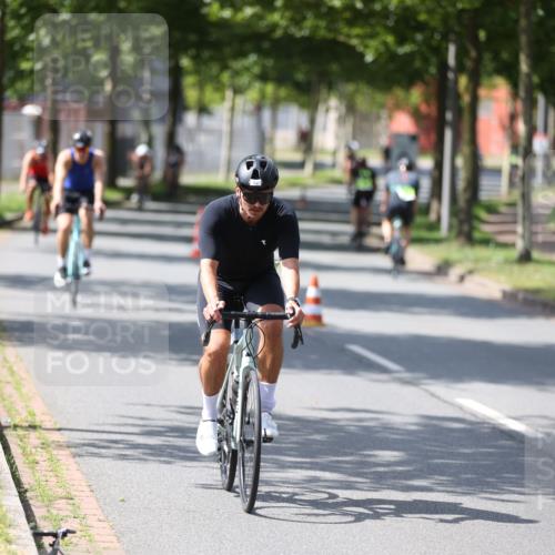 10.08.2025 - GEWOBA Citytriathlon Bremen Yannick Fuchs http://msf.ph/oto/8550090 10.08.2025 14:12:20 Radfahren 10, 27, 33, 42, 66, 171, 172, 178 meine-sportfotos.de