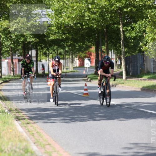 10.08.2025 - GEWOBA Citytriathlon Bremen Yannick Fuchs http://msf.ph/oto/8550100 10.08.2025 12:21:20 Radfahren 555, 618, 662, 758, 761, 785, 813, 869, 913, 949, 969, 975, 1002 meine-sportfotos.de